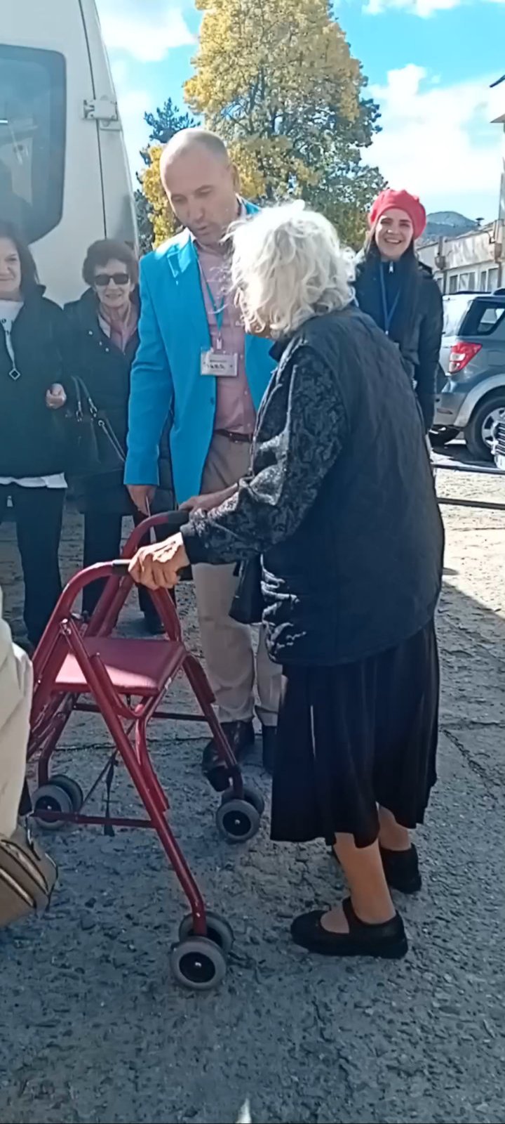 Баба Стойка изпробва дарения ролатор