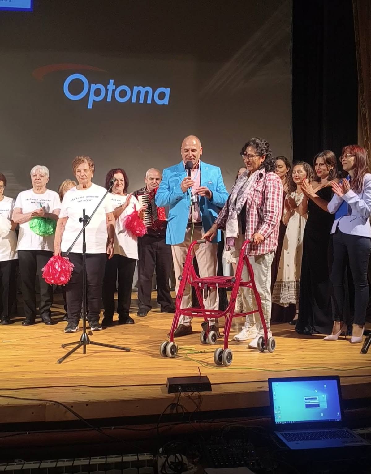 Предаване на дарен ролатор на сцената